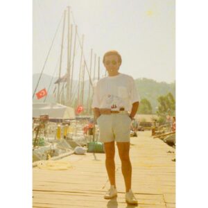 Erol Evgin Instagram - Güney’de bir marina.
Yılını ise kemere takılı Ray-Ban gözlük kabından tahmin etmek mümkün. 80’lerin başı… #tbt