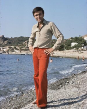 Erol Evgin Instagram - Sahillerin ıssız olduğu yıllar ve renkli bol paça kadife pantolonlu bir delikanlı. Yılını sormayın!.. #tbt