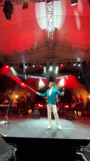 Erol Evgin Instagram - Dün akşamki İzmir Kültürpark Açıkhava Tiyatrosu konserimden. 
Teşekkürler İzmir… ✨