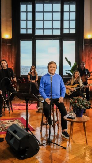 Erol Evgin Instagram - “Sevdiklerim 2” albümünün 7. video klibi sözleri ve müziği Sezen Aksu’ya ait olan “İkinci Bahar” isimli şarkıya geldi.
Video klip YouTube kanalımda yayında, link bio’da… Keyifli izlemeler.