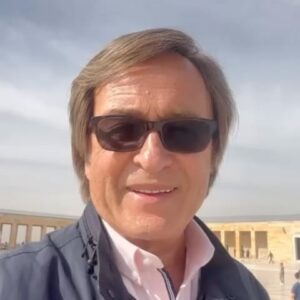 Erol Evgin Instagram - Özgür semalarda dalgalanan ay yıldızlı bayrağımızı ve yankılanan ezan seslerini Gazi Mustafa Kemal Atatürk ve silah arkadaşlarına borçlu olduğumuzu hiç unutmadık, unutmayacağız ve unutturmayacağız.