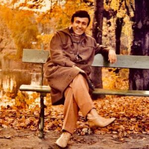 Erol Evgin Instagram - Gençliğimden bir sonbahar günü.. Kabanım ve çizmelerim de pek havalıymış… #tbt