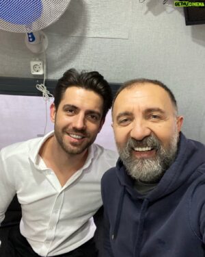 Ertuğrul Postoğlu Instagram - Güüüüüünaaydınnnn.. İsmail ve İlker Ilgaz olmadan önce karavan pozu 🤪 @serkaytutuncu @masumiyetfox @goldfilmyapim #masumiyet