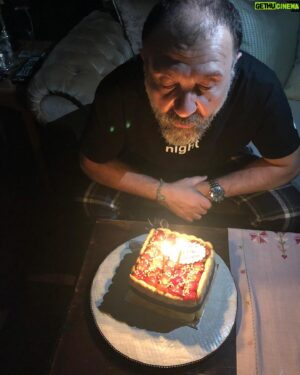 Ertuğrul Postoğlu Instagram - 54 YIL geride kaldı.. Kaç dilek sığdı bu üflemeye.. @ilkayozdin_postoglu @oykupostoglu @zeynep_postoglu