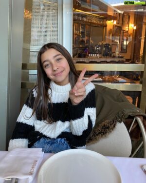 Ertuğrul Postoğlu Instagram - Veeeee bugün Zeynep’im doğdu.. Gülümseyen yüzün hiç eksik olmasın,mutlulukla geçsin zaman senin için güzel kızım benim. 🧿 @zeynep_postoglu