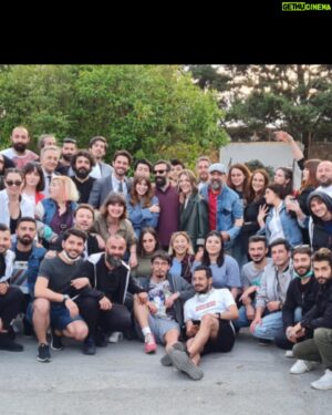 Ertuğrul Postoğlu Instagram - Nasıl başladı..Nasıl bitti..Birlikte çalıştığım beraber olduğum her andan keyif aldığım dost edindiğim kahvesini yudumladığım şemsiyesinde yağmurdan korunduğum ezberimde giyinmemde saçımda makyajımda ulaşımında yardım aldığım bu projeyi hayata geçiren anlam katan görünen görünmeyen güzel kalpli insanlar;Hepinize teşekkür ederim.Yollarımızın yine kesişeceğinden eminim.Şimdilik hoşçakalın.. @goldfilmyapim @masumiyetfox #sirmayanik #masumiyet