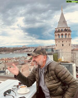 Ertuğrul Postoğlu Instagram - Gülmek güzel şey…