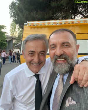 Ertuğrul Postoğlu Instagram - Nasıl başladı..Nasıl bitti..Birlikte çalıştığım beraber olduğum her andan keyif aldığım dost edindiğim kahvesini yudumladığım şemsiyesinde yağmurdan korunduğum ezberimde giyinmemde saçımda makyajımda ulaşımında yardım aldığım bu projeyi hayata geçiren anlam katan görünen görünmeyen güzel kalpli insanlar;Hepinize teşekkür ederim.Yollarımızın yine kesişeceğinden eminim.Şimdilik hoşçakalın.. @goldfilmyapim @masumiyetfox #sirmayanik #masumiyet