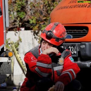 Ertuğrul Postoğlu Instagram - Umut;sizin sayenizde tekrar tekrar yeşeriyor.. #izmir