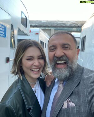 Ertuğrul Postoğlu Instagram - Nasıl başladı..Nasıl bitti..Birlikte çalıştığım beraber olduğum her andan keyif aldığım dost edindiğim kahvesini yudumladığım şemsiyesinde yağmurdan korunduğum ezberimde giyinmemde saçımda makyajımda ulaşımında yardım aldığım bu projeyi hayata geçiren anlam katan görünen görünmeyen güzel kalpli insanlar;Hepinize teşekkür ederim.Yollarımızın yine kesişeceğinden eminim.Şimdilik hoşçakalın.. @goldfilmyapim @masumiyetfox #sirmayanik #masumiyet