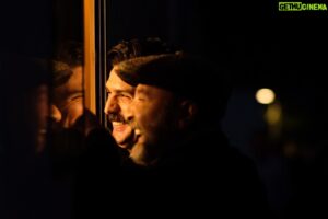 Ertuğrul Postoğlu Instagram - Gülmek güzel şey arkadaş.. foto by @ilkerbackstage @yurekcikmazitrt