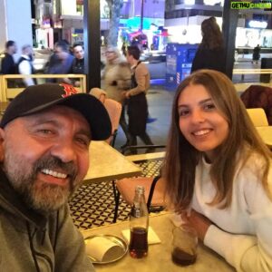 Ertuğrul Postoğlu Instagram - Saçını taradığım o günler ne çabuk geçti..Büyüdün ve şimdi seninle sohbet ederken düşüncelerine,fikirlerine hayran kaldığım genç bir kız oldun..Sen benim cankızım 😉 meleğimsin.. Doğum günün kutlu olsun @oykupostoglu