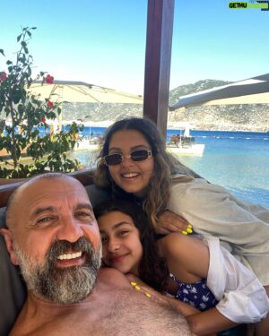 Ertuğrul Postoğlu Instagram - Kızlarımla... 🤍🤍🤍