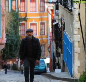 Ertuğrul Postoğlu Instagram - Kardeşim o kadar güzel çekmişsin ki Bakar mısın sokağın güzelliğine… @ilkerbackstage #balat
