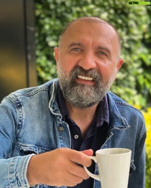 Ertuğrul Postoğlu Instagram - Her kahve içişimizde içimize mutluluk dolsun... ☕️☕️☕️