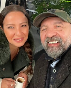 Ertuğrul Postoğlu Instagram - Kahve zamanı bi güzel kaçırdım bi de üstüne fal baktırdım… 😎🤟🤍☕️
