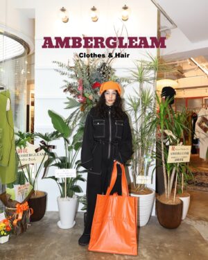 Eru Aoba Instagram - @ambergleam_official @ambergleam_yoga が美容室を併設してリニューアルオープン🎊

セレクトショップの奥に進むと美容室。
こういう併設系のショップって結局ちょっと
入りづらいみたいな感覚を得るのだけれど、
ここは全然、そんなことなかった。

美容師兼デザイナーの夫さん、同じくデザイナーの妻さん、
まるでふたりの秘密基地に招待してもらったみたい。

美容室が同じ空間にあるのに
良い意味で距離感がしっかり保たれていて、不思議。

すごく近いのに、静かに漂っていられる。
海に浮いている時の海とわたしの距離みたい。

P @micchi_822