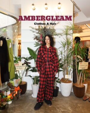 Eru Aoba Instagram - @ambergleam_official @ambergleam_yoga が美容室を併設してリニューアルオープン🎊

セレクトショップの奥に進むと美容室。
こういう併設系のショップって結局ちょっと
入りづらいみたいな感覚を得るのだけれど、
ここは全然、そんなことなかった。

美容師兼デザイナーの夫さん、同じくデザイナーの妻さん、
まるでふたりの秘密基地に招待してもらったみたい。

美容室が同じ空間にあるのに
良い意味で距離感がしっかり保たれていて、不思議。

すごく近いのに、静かに漂っていられる。
海に浮いている時の海とわたしの距離みたい。

P @micchi_822