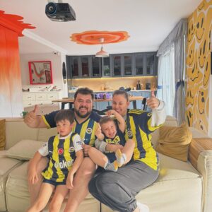 Eser Yenenler Instagram - Seviyoruz be💛💙