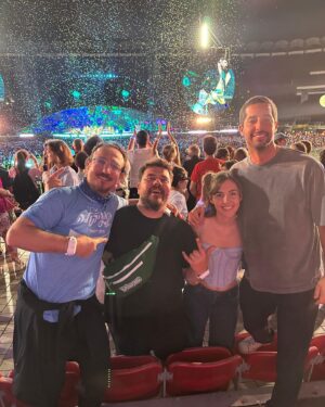 Eser Yenenler Instagram - Hayatımızda izlediğimiz en güzel şeydi ❤️❤️ @coldplay