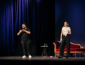 Eser Yenenler Instagram - Uzun uzun yazabilirim anlatabilirim ama gercekten duygularimin tam karsiligini ifade edebilicek bi kelime yok sanirim... Yapamazsiniz, olmaz, gerek yok, ne alaka? diyen herkese inat yaptik ve cok iyi oldu cok da guzel oldu bsbahsj 'Cift Terapisi' 1 yasinda✨ Bir senedir salonlari dolduran tasiran bizimle birlikte gulen tum seyircimize sonsuz tesekkur be 🫶🏼 Birlikte gulmeye devam🫡