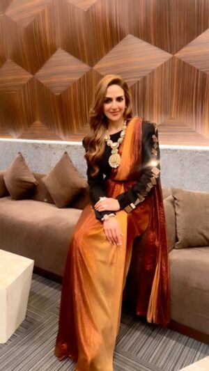 Esha Deol Instagram - 🖤🤎 ✨✨✨💫

#aboutlastnight 
Wearing @houseofneetalulla @neeta_lulla 
HMU @fatima_dsouza @shankarjadhav813 
Managed by @palsandpeersentertainment 

#fashion #sari #indianjewellery #bling #trendingreels #weekendvibes #saturdaynight #justlookgood #events #gratitude ♥️🧿