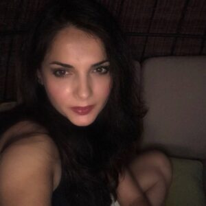 Esin Civangil Instagram - Aşk heryerde ve herşeyde  Aşk ... Havada Suda Toprakta... Bana göre canlı cansız herşeyde ...