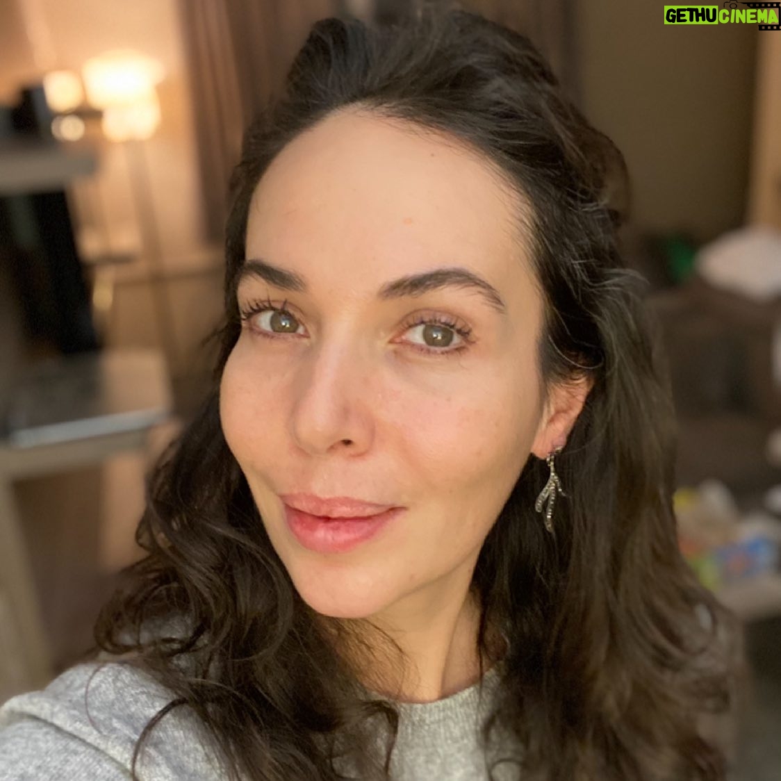 Esra Ronabar - 6.7K Likes - Bakmak istedim ; görmek nasip olsun🎈