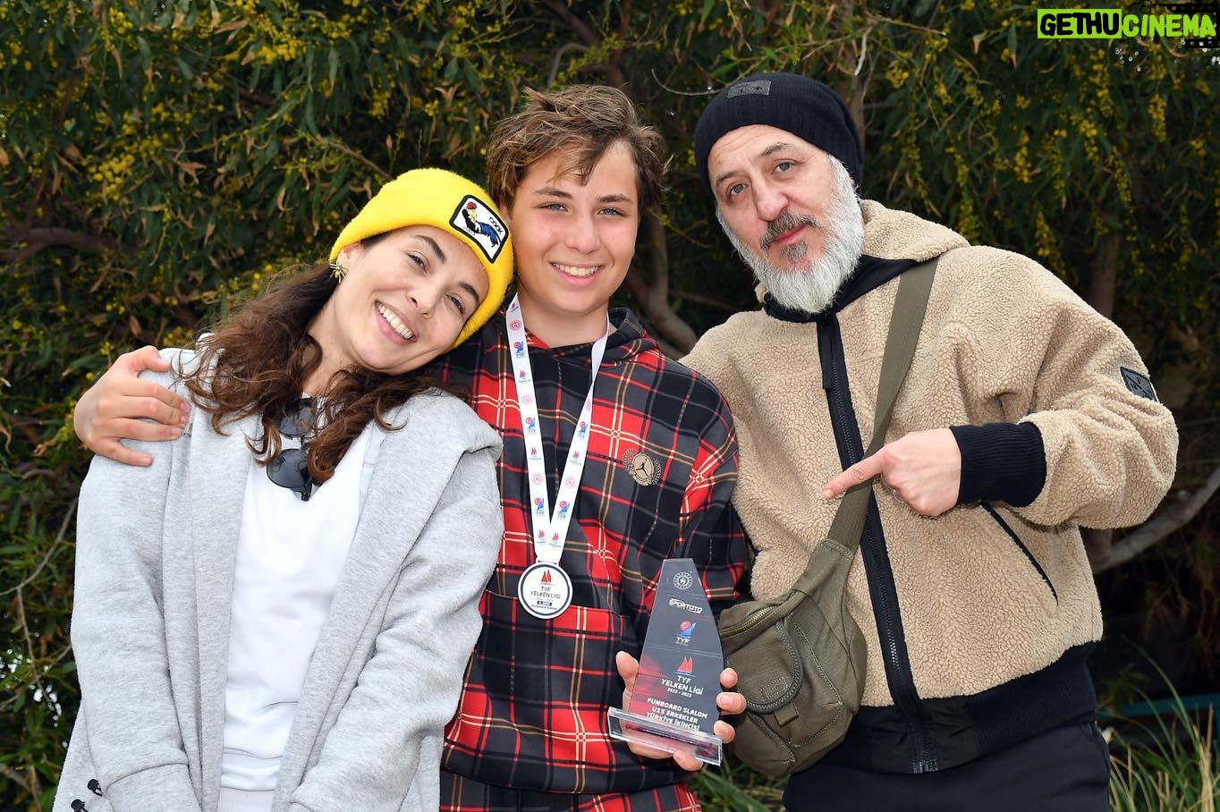 Esra Ronabar - 4.4K Likes - Oğlumuz @ruzgar_turkey572 @turkiyeyelkenfederasyonu Yelken Ligi Funboard Slalom U15 Erkekler Kategorisinde 2022-2023 Türkiye Ligi Şampiyonasın’da 2. olarak Türkiye Milli Takımına girmeye hak kazandı 🏅 🇹🇷🎈
Centilmence ve hak-adalet gözeterek yarışan tüm sporcularımızı tebrik ediyorum 👏🏻
Antrenörlerimiz @jidiazvi11 ve @caglakubat ‘a ve klübümüz @caglakubatwindsurfacademy ‘nin tüm çalışanlarına teşekkür ederiz🙏🏻👏🏻
📸@sedatylmaz35
