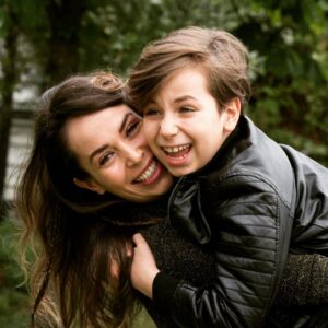 Esra Ronabar Instagram - Mavi Rüzgar ve ben bugün #sabahcumartesieki @sonatbahar 
https://m.sabah.com.tr/cumartesi/2018/05/12/oyuncu-esra-ronabar-birlikte-oynayarak-ogreniyoruz