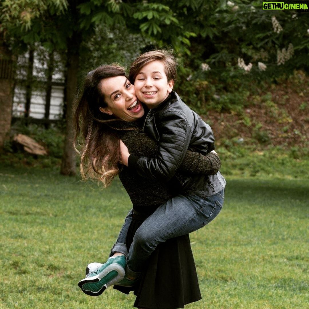 Esra Ronabar - 7.8K Likes - Mavi Rüzgar ve ben bugün #sabahcumartesieki @sonatbahar
https://m.sabah.com.tr/cumartesi/2018/05/12/oyuncu-esra-ronabar-birlikte-oynayarak-ogreniyoruz