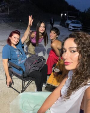 Esra Ruşan Instagram - Bugün o gün🫵🏻 ❤️💋
#kimlergeldikimlergeçti