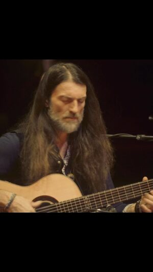 Estas Tonne Instagram - Prayers to the World ❤️🎶🌱🕊️ 
@onanya.music ✨ @conradoxmolina ✨ @estastonne ✨ sound: @bognar.zsolti ✨
video: @geri_dagys ✨
Thanks Bucharest for this moment, the audience, the organizers, life for an ability to express the heart, one heart. #messagefromthestars #estastonne #rhythmsofchangetour2023 #peaceonearth #oneheartsound