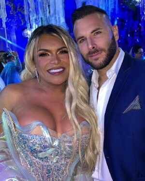 Esteban Martínez Instagram - Guaauuu!!! Que noche, muchas felicidades y sigue disfrutando de tu éxito @soywendyguevaraoficial 🐝❤️ gracias por la invitación, estuvo increíble 🙌🏻🤠