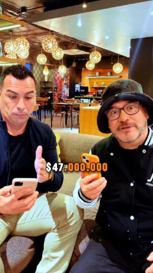 Esteban Paredes Instagram - ¿BEST CROSSOVER O NO? ⚽👽 ESTA DUPLA TIENE UNA SORPRESA PARA TI ⬇️
🪅 En JULIO seguimos celebrando nuestro aniversario 15 🥳 y tú puedes participar por $47.000.000 a repartir en nuestro GRAN SORTEO ANIVERSARIO 💃🏻🕺🏼💰
🤔 ¿Cómo participar? 😎 ¡MUY FÁCIL! ⬇️

👉🏼 Acumula puntos jugando y pasándolo bien en juegaenlinea.net
👉🏼 Entra a la tienda en tu panel de usuario y compra tu ticket de SORTEO ANIVERSARIO
👉🏼 Con esto ya estarás participando (revisa términos y condiciones en nuestra plataforma 😉)

🤩 Sigamos celebrando juntos los 15 años de #juegaenlinea ⭐️ ¿te vas a quedar afuera? 🤔

#AniversarioJEL #SorteoAniversarioJEL #Salfate #EstebanParedes #fiesta #premios #sorteo