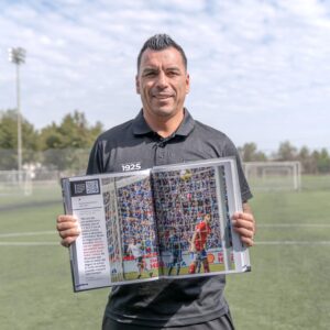 Esteban Paredes Instagram - Corría el año 2018 en un mes de abril, mes de superclásico: @colocolooficial visitaba en el estadio nacional a su archirrival, y las expectativas siempre eran altas, más si estaba en la cancha, y comandando el ataque, el eterno goleador y capitán @e.paredes7. En este capítulo, pueden recordar y ver a través del QR una entrevista exclusiva del goleador sobre este tremendo golazo, como diría el relator…”para aplaudirlo hasta romperse las manos,un gol de antología, un gol de playstation”…Gracias capitán 🖤

Link libro -> https://www.buscalibre.cl/libro-esteban-paredes-el-elegido/9789560907073/p/54888880
