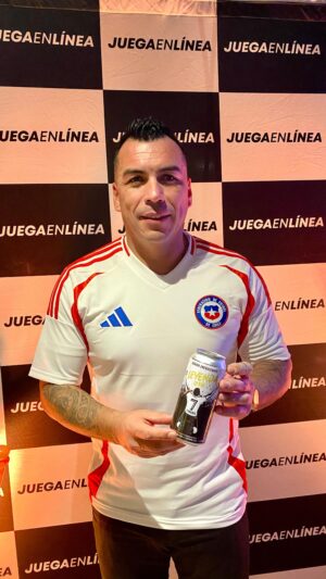 Esteban Paredes Instagram - Pronto… Leyenda 216 la bebida más energizante!!! By @duradrinkoficial y junto a nuestros amigos de @juegaenlineachile @hotelnodo #futbol #chile #energetica #bebidaenergizante