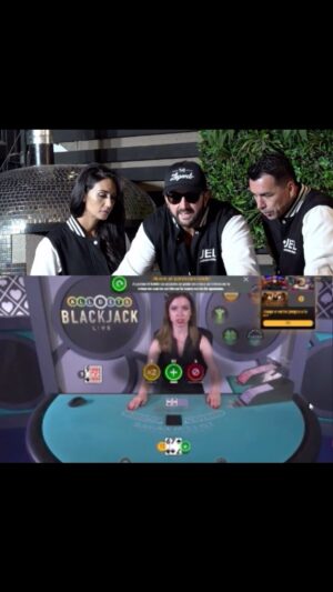 Esteban Paredes Instagram - 🎰 🎲♦️♣️ Con mis partners @pamefieradiaz @arturoleyenda del team @juegaenlineachile jugando Blackjack… A veces se gana y otras veces se aprende, siempre en el lugar más seguro para divertirse jajaja 
#juegaenlinea #casino #blackjack