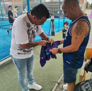 Esteban Paredes Instagram - Todos con José Alonso 💜 Este sábado 10 de febrero a las 19:30 horas se realizará el Bingo solidario para este pequeño que padece Atrofia Muscular Espinal. Para ir en ayuda Esteban Paredes dispuso de una camiseta de San Antonio Unido firmada por él y las figuras lilas y también una de Colo-Colo con la firma del Tanque. 

Está y otras sorpresas estarán a disposición de quienes asistan a este evento solidario que se desarrollará en el Estadio de Huracán de Llolleo.

@juntosxjosealonso
#JuntosXJoseAlonso