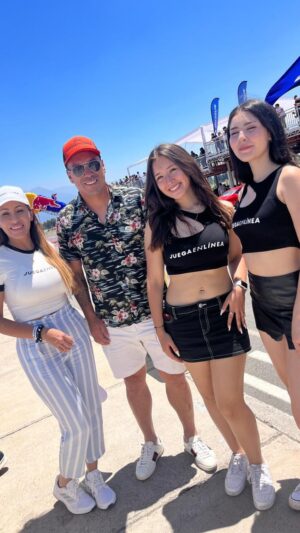 Esteban Paredes Instagram - 🏎️ Hoy con el #teamjuegaenlinea en @carsandcoffeechile #pronosticosdeportivos #apuestadeportivas #automovilismo #casino #slots @juegaenlineachile Video @peakmechita