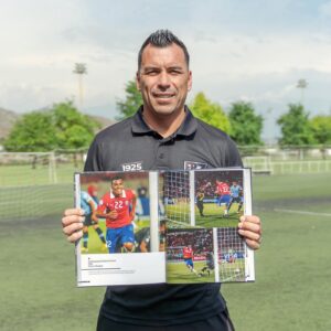 Esteban Paredes Instagram - Terminando una nueva fecha de eliminatorias, como nos haces falta goleador!!!
En un capitulo especial del libro, recordamos aquel gol a uruguay por parte del capitán, donde en marzo del 2013 en medio de una doble fecha @e.paredes7 fue nominado, pagando su propio pasaje y dejando todo en Atlante, resultado? Obvio Gol de Esteban y 3 puntos para nuestra selección.

Encuentra esas imágenes, anécdotas y muchos mas en el libro dedicado a los 216 goles de nuestro querido goleador.

Link-> 
https://www.buscalibre.cl/libro-esteban-paredes-el-elegido/9789560907073/p/54888880