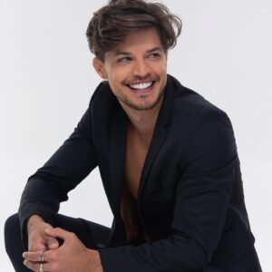 Esteban Velásquez Instagram - Son 33 y yo estoy muy agradecido con la vida y el universo. Gratidão ✨