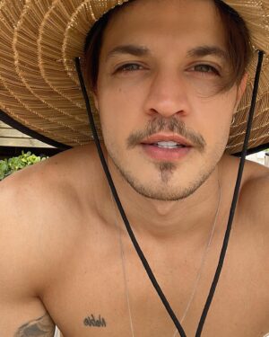 Esteban Velásquez Instagram - Fim de semana ✌🏻🫀☀️🏖️