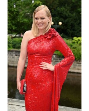 Ester Geislerová Instagram - Bylo mi ctí, zúčastnit se Campari večera na @kviff 
@campariofficial je moje nejoblíbenější pití, hlavně u moře a hodně ledu..) A @campariofficial má dojemnou historii.
🐞 ❤️🫀🎖️💥🧡 
Děkuju @miroslaveomaniv, za návr těchto smyslných rudých šatů v @anamecz, kteří s velikou pečlivostí šaty ušily, dekuju! 
Dekuju @hristinageorgievska za jemný make up @armanibeauty a @mirka_mysicka za tyhle cool sharp vlasy! Vše vyhotoveno v EBL @elleczech a za půjčení sperky @27jewelry 
A @this.is.zea , že jsme si tuhle jízdu mohly spolu užít! A @martin.h.krupa za jeho podporu a lásku a doprovod…)

@warehouse1cz @campariofficial 
#spoluprace #pijsrozumem #18 
#Campari #CampariKVIFF
#CampariLoungeKviff #Kviff
#KviffTv #RedPassion #Kviff58