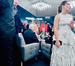 Ester Geislerová Instagram - Zahájení 58. @kviff 🖤
Geoffrey Rush je porotě a je strašně milej! (miluji ho ve filmu Nejvyšší nabídka -2013) 
My dvě a fotky pro mámu….) 
Vigo a pak momentka s @sollymcleod, který je přínosem jeho filmu #thedeaddonthurtfilm 
A letošní malý výsek z programu a nová znělka s @beniciodeltoro.official od @ivanzacharias 🖤🎞️📽️🎥
A letošní sekce KAFKA: Unikátní retrospektiva připomene dílo Franze Kafky ve filmu…
Vypadá to na skvělý ročník! #kviff #🎞️📽️

Dekuju. @miraromaniv @elleczech @anamecz @hristinageorgievska @mirka_mysicka @haladajewellery 💥