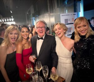 Ester Geislerová Instagram - Zahájení 58. @kviff 🖤
Geoffrey Rush je porotě a je strašně milej! (miluji ho ve filmu Nejvyšší nabídka -2013) 
My dvě a fotky pro mámu….) 
Vigo a pak momentka s @sollymcleod, který je přínosem jeho filmu #thedeaddonthurtfilm 
A letošní malý výsek z programu a nová znělka s @beniciodeltoro.official od @ivanzacharias 🖤🎞️📽️🎥
A letošní sekce KAFKA: Unikátní retrospektiva připomene dílo Franze Kafky ve filmu…
Vypadá to na skvělý ročník! #kviff #🎞️📽️

Dekuju. @miraromaniv @elleczech @anamecz @hristinageorgievska @mirka_mysicka @haladajewellery 💥