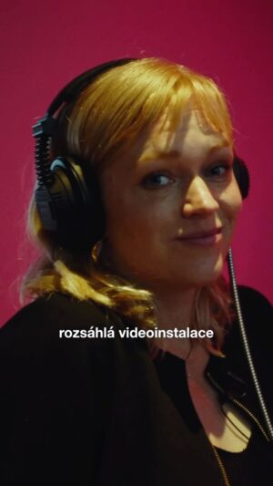 Ester Geislerová Instagram - Otevíráme novou výstavu! @geislerova_ester v ní jako vizuální umělkyně rozvíjí svůj dlouholetý zájem o romantické a intimní vztahy. V deseti krátkých filmech zkoumá možnosti a limity mezilidské komunikace. Uvidíte známé tváře jako Tomáš Jeřábek, @elizaveta__maximova nebo Luděk Sobota. Ale i hravou kombinaci terapii, humoru a herecké obratnosti. Ester se navíc vrací se na místo, kde před dvanácti lety prezentovala svou diplomovou práci pro Akademii výtvarných umění. Co jsme měli říct a neřekli běží od pátku 28. června až do 13. září 🧜🏻‍♀️