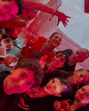 Ester Geislerová Instagram - Bylo mi ctí, zúčastnit se Campari večera na @kviff 
@campariofficial je moje nejoblíbenější pití, hlavně u moře a hodně ledu..) A @campariofficial má dojemnou historii.
🐞 ❤️🫀🎖️💥🧡 
Děkuju @miroslaveomaniv, za návr těchto smyslných rudých šatů v @anamecz, kteří s velikou pečlivostí šaty ušily, dekuju! 
Dekuju @hristinageorgievska za jemný make up @armanibeauty a @mirka_mysicka za tyhle cool sharp vlasy! Vše vyhotoveno v EBL @elleczech a za půjčení sperky @27jewelry 
A @this.is.zea , že jsme si tuhle jízdu mohly spolu užít! A @martin.h.krupa za jeho podporu a lásku a doprovod…)

@warehouse1cz @campariofficial 
#spoluprace #pijsrozumem #18 
#Campari #CampariKVIFF
#CampariLoungeKviff #Kviff
#KviffTv #RedPassion #Kviff58