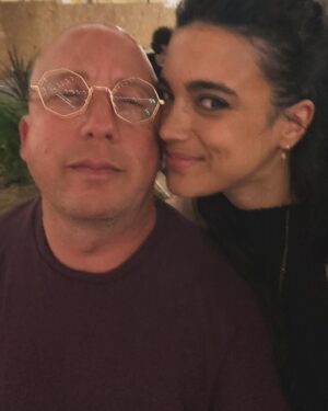 Ester Pantano Instagram - Siamo arrivati a Makari 3.
Il 18 Febbraio andrà in onda la prima puntata su Rai1
sono cambiate così tante cose, c’è una gioia immensa nel ricordare cosa si è stati, cosa si è e verso cosa si va.

Oggi ho messo due firme, due progetti nuovi.
Ringrazio ogni reparto, ogni giorno che mi fa stare qui e la mia possibilità di scegliere.

Trapani sei una seconda casa.
Grazie a tutti i sorrisi sinceri di quei quattro mesi di set, grazie a tutti i compagni di squadra, fuori e dentro al set.
Grazie Alessia🧞‍♀️
Grazie Zighi✨

Grazie per tutti i messaggi belli che state mandando, per gli apprezzamenti, ricordiamoci che c’è una guerra in corso, che nessuno la merita, che bisogna cessare il fuoco.

🫀