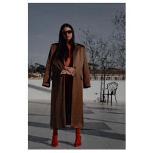 Ester Pantano Instagram - Sui tetti di Roma, 
dopo la conferenza stampa di Makari 3
con questa donna incredibile @ivananoto_ 

Con tutte queste professioniste qui.

Styling @valeriamery 
Hair&makeup @cinzia_carletti 

Cappotto @carlacariniofficial 
Abito e top @beatricebitalia 
Scarpe @santoniofficial 
Occhiali @isabelmarant 

Pressoffice @othersrl 
Agente @alessiafanzon 
@stefano_chiappi_management 

Grazie a tutti quelli che permettono agli eventi di seguire un corso bello, in modo naturale, il corso a loro designato. Grazie a tutti quelli che cercano di ostacolarlo diventando essi stessi la prova provata che se qualcosa è destinato a noi nessuno potrá portercela via.

✨